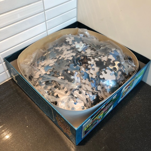 π NWOT round 700 piece Master Pieces puzzle - Picture 4 of 8